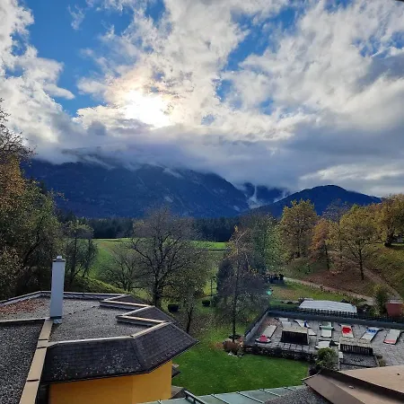 فندق Karnischer Hof 3*